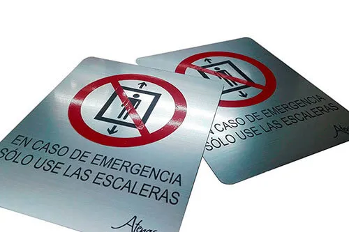 Señalización de ascensor en acrílico cortada con láser