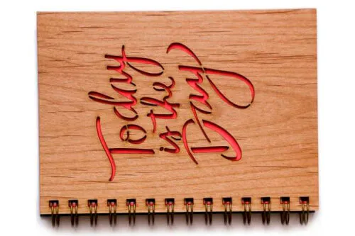 Cuadernos con la tapa de madera cortada con láser