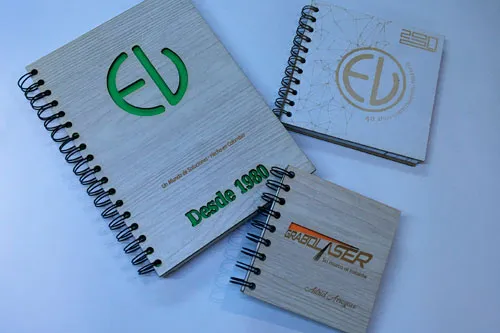 Cuadernos argollados con la tapa de madera cortada con láser