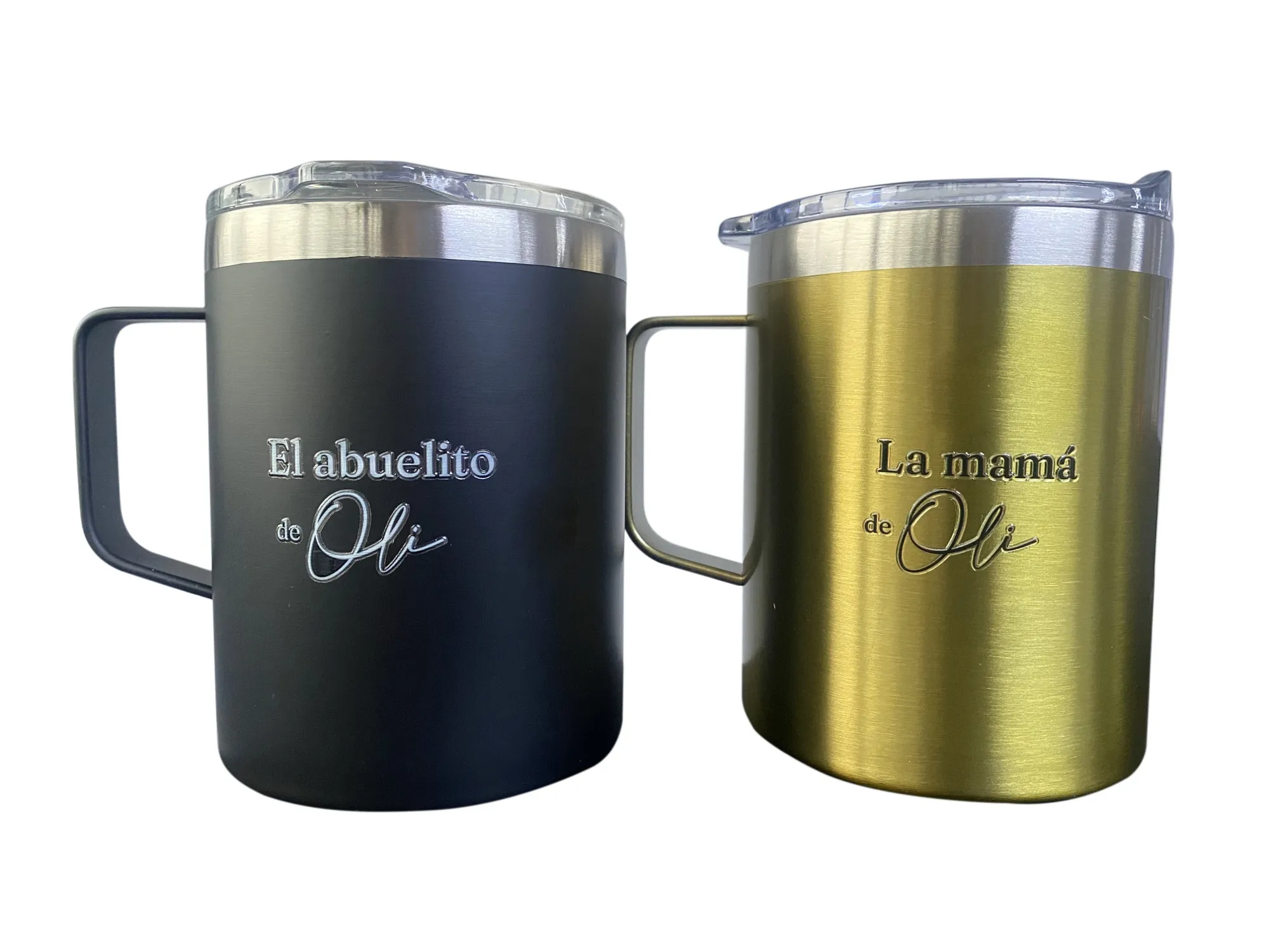 Dos mugs térmicos, uno negro y uno dorado, personalizados con nombres en DTF UV