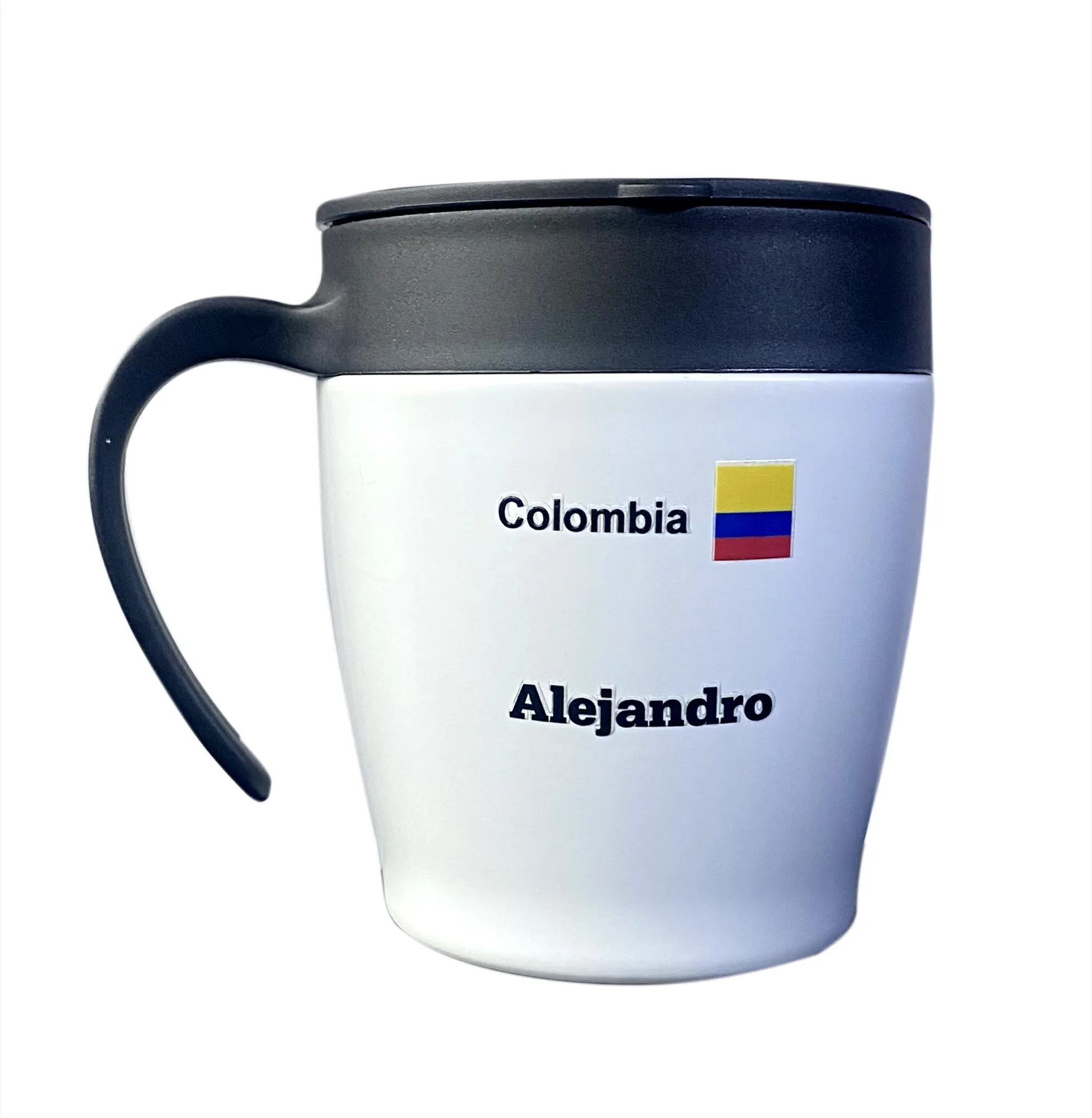 Mug blanco con la bandera de Colombia a color y un nombre, impreso en DTF UV