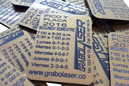 Placas de acrílico cortadas y grabadas con láser