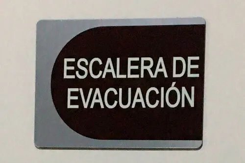 Señalización en acrílico cortada con láser